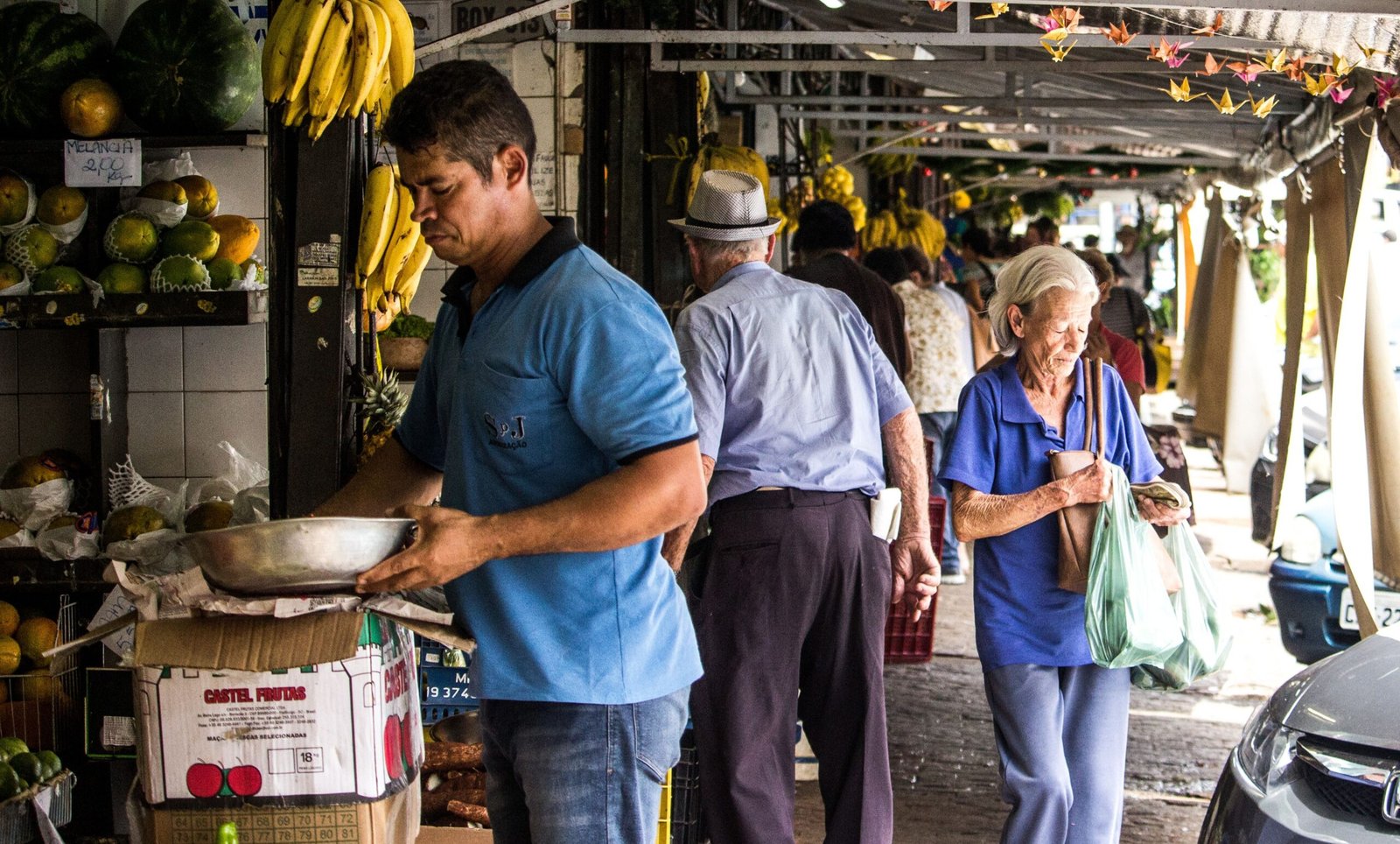 Andando no comercio de frutas